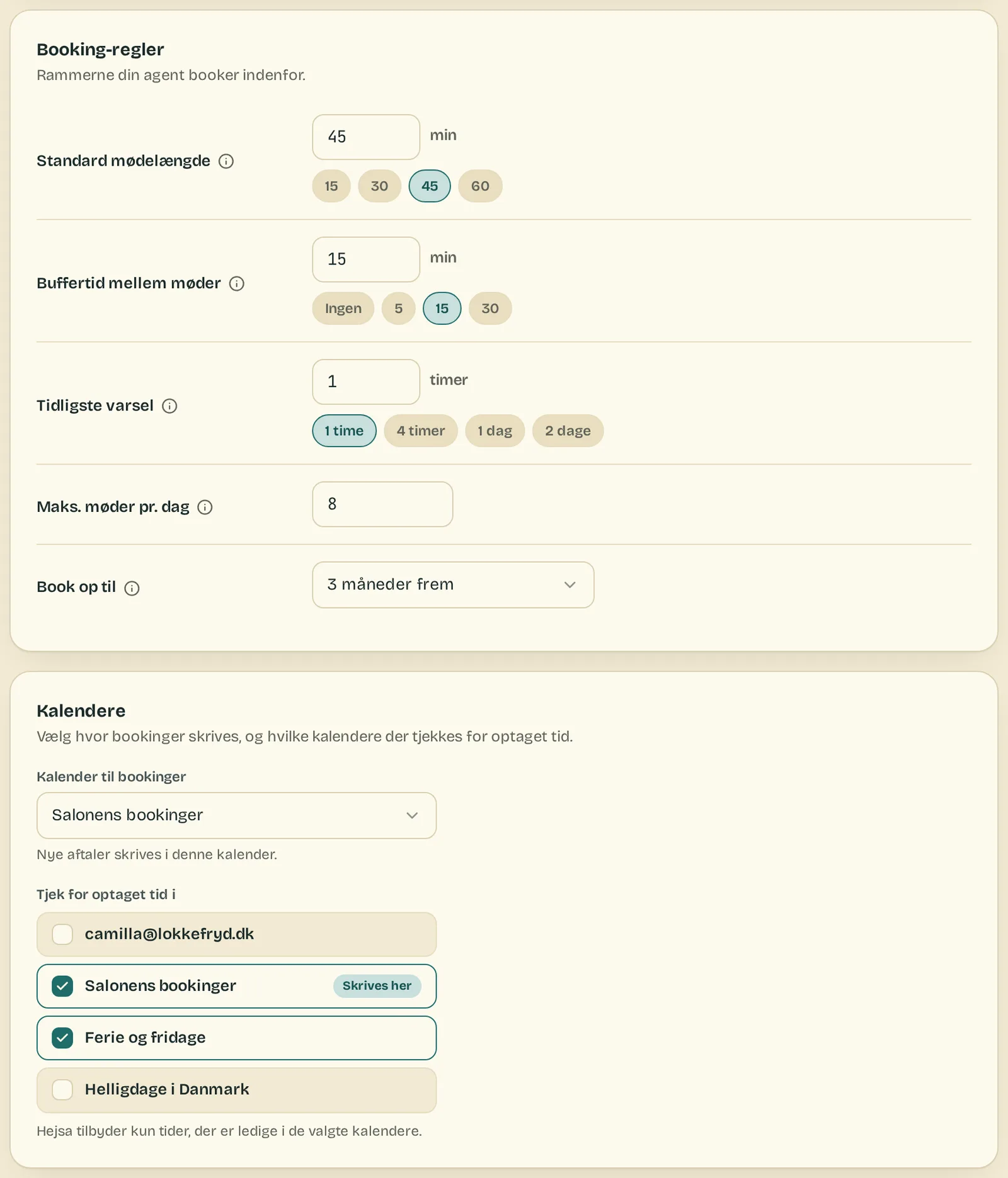 Indstillingerne for kalenderbooking hos en frisørsalon: booking-regler med 45 minutters aftaler, 15 minutters buffer og en times varsel, og under Kalendere skrives bookinger i "Salonens bookinger", mens "Ferie og fridage" også tjekkes for optaget tid.