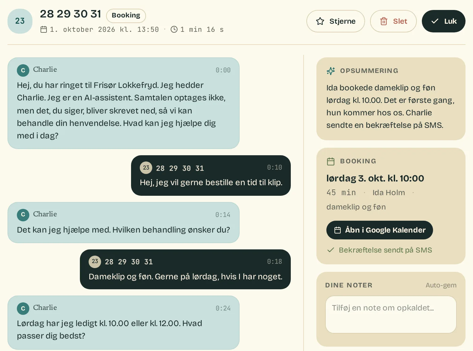 Et opkald til en frisørsalon i Hejsa: agenten Charlie siger, at den er en AI-assistent, og tilbyder lørdag kl. 10.00 eller kl. 12.00, og ved siden af viser Booking-kortet lørdag 3. okt. kl. 10, 45 min, Ida Holm, dameklip og føn samt "Bekræftelse sendt på SMS".